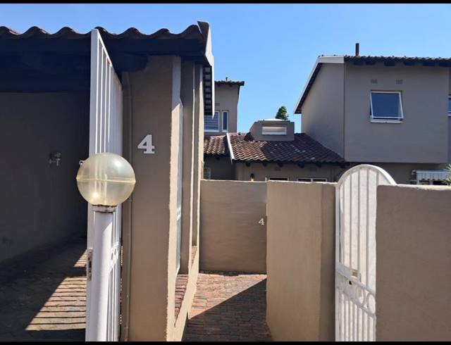 3 BEDROOM TOWNHOUSE FOR SALE IN WELTEVREDEN PARK